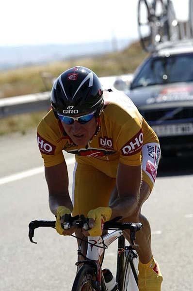 Vladimir Efimkin (Caisse d'Epargne) in his last kilometres in the golden jersey. For now.