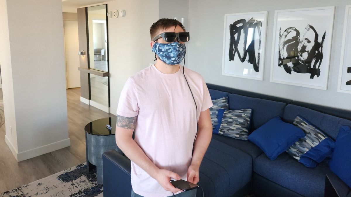 A man wearing the Lenovo Glasses T1