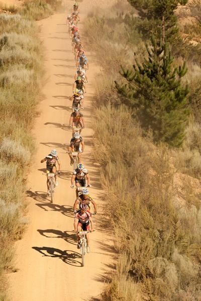 The leading bunch crosses a dam wall in the Witzenberg Valley