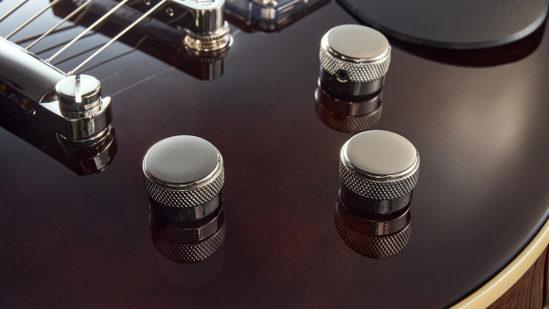 Close up of the push pull knobs on the Gretsch Electromatic Jet Baritone guitar