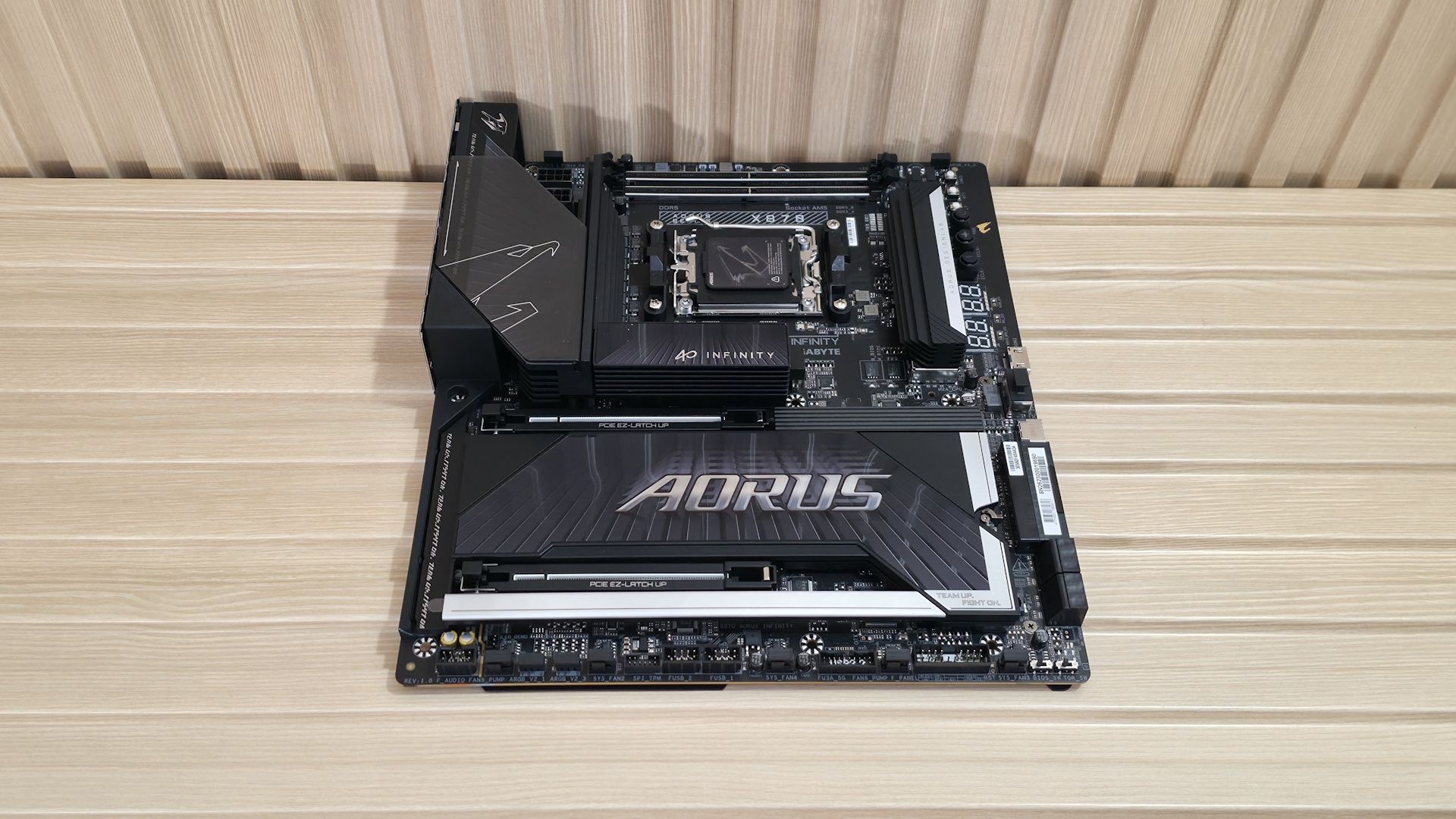 Gigabyte X870 Aorus Infinity - Board images
