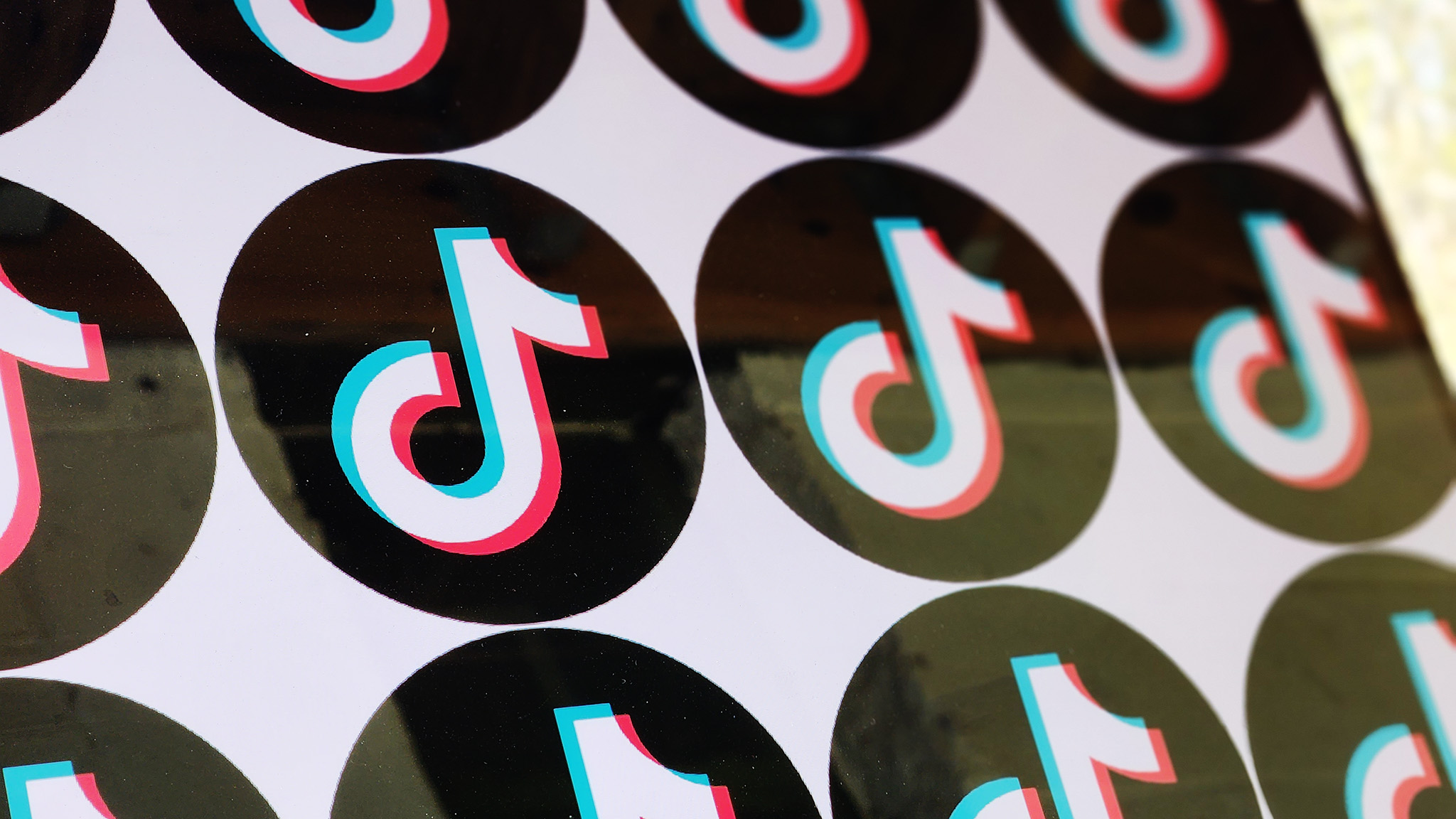 Logos TikTok dans un motif sur un moniteur