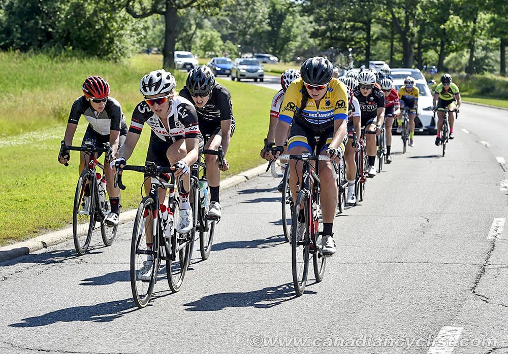 Leah Kirchmann (Sunweb) at the front of the chase