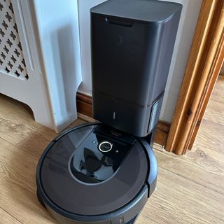 Testing the iRobot Roomba i7+ vacuum cleaner at home
