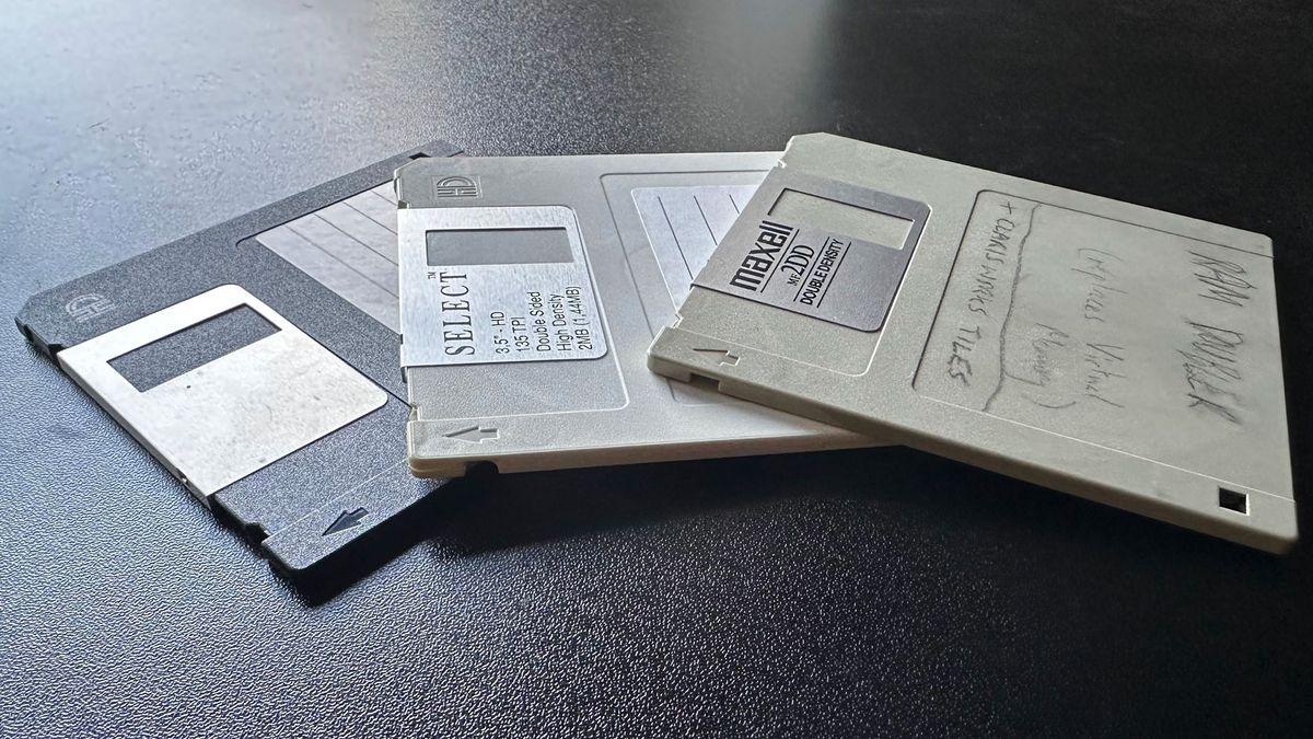 New Jersey prisoner laments reliance on floppy disks for appeals documents, limiting file sizes to 1.44 MB — prisoners allowed 20 floppy disks in cell, but USB flash sticks are banned