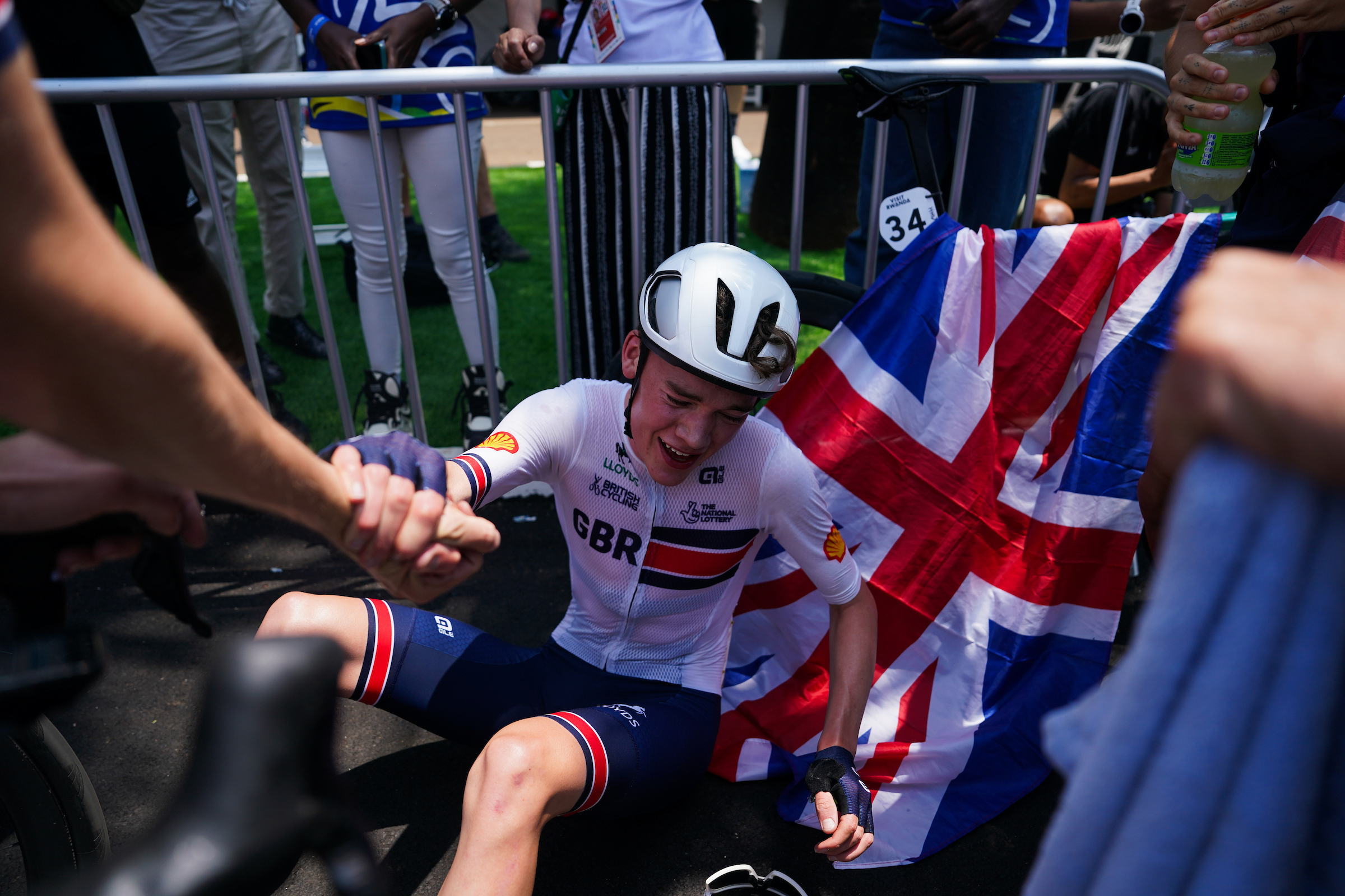 Picture by Zac Williams/SWpix.com - 26/09/2025 - Cycling - 2025 UCI Road World Championships - Kigali Convention Centre, Kigali, Rwanda - Men Junior Road Race - Harry Hudson (Great Britain) Wins the Men Junior Road Race World Championship