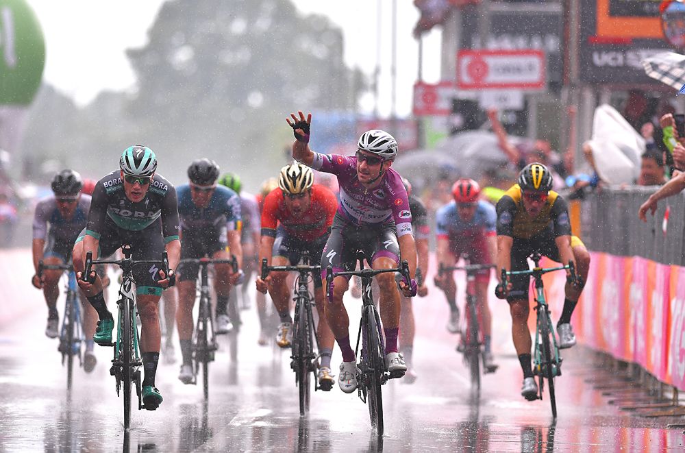 Elia Viviani (Quick-Step Floors) wins stage 17 at the Giro d'Italia