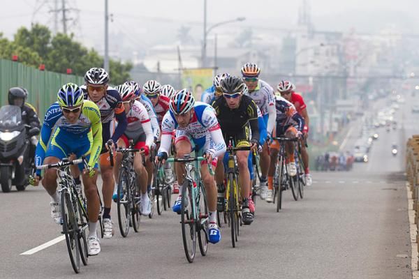 The peloton split during stage 4.