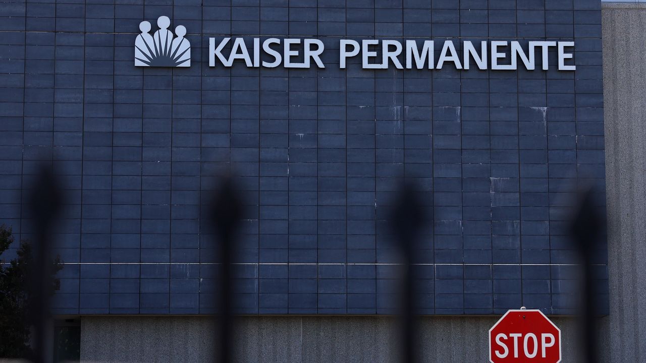 Kaiser Permanente sign on blue building