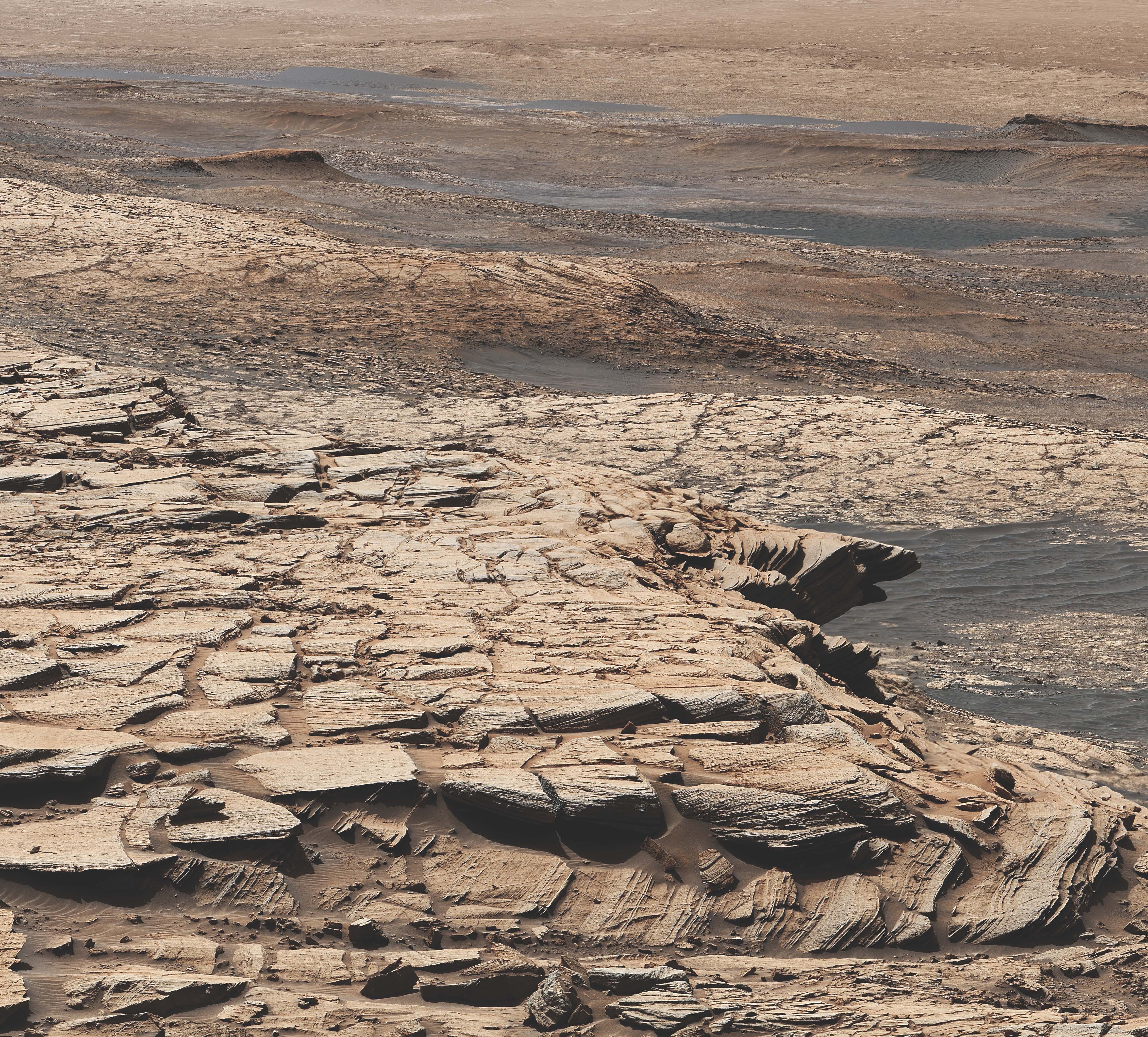 Este mosaico se hizo a partir de imágenes tomadas por la cámara MAST a bordo de la nave espacial Curiosity de la NASA el día de Marte de 2729, o el día del Sol de la misión.  Muestra el paisaje de la formación de arenisca Stimson en el cráter Gale.  En este sitio general, Curiosity perforó el pozo de perforación de Edimburgo, una muestra de la cual se enriqueció con carbono 12.