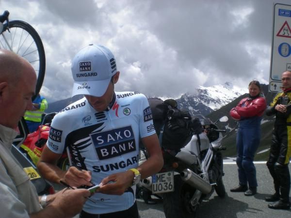 Even at 2744m, there's always a fan to ask Contador for autograph