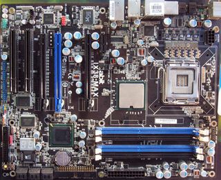 Some motherboard samples did not yet carry the chipset coolers and heat pipes, as the manufacturers are still finalizing their designs. The I38-MAX is the highest-end Intel X38 motherboard from Abit, carrying a digital voltage regulator.