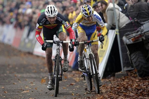 Sven Nys (Landbouwkrediet) and Kevin Pauwels (Telenet - Fidea) sprint for the finish line.