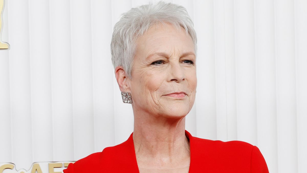 Jamie Lee Curtis' red dress and co-star kiss at SAG Awards | Woman & Home