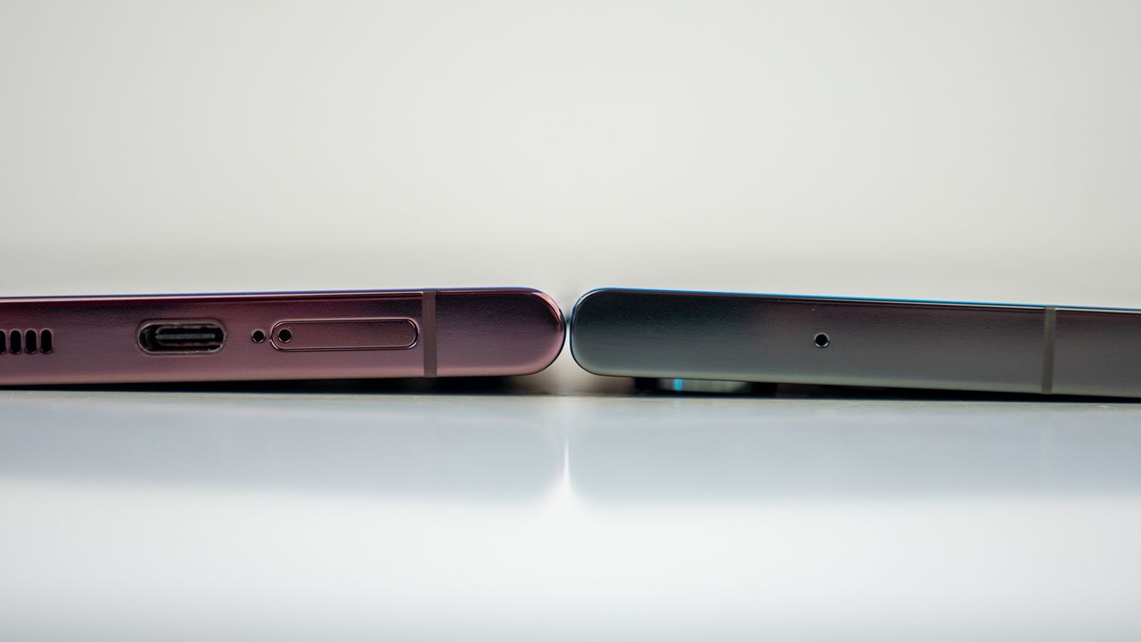 Comparing the curved edges and curved screen differences between the Samsung Galaxy S22 Ultra and S23 Ultra