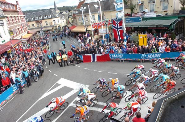 The U23 men's peloton begins its ascent of the Cauberg.