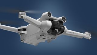 El dron DJI Mini 3 Pro sobre un fondo azul