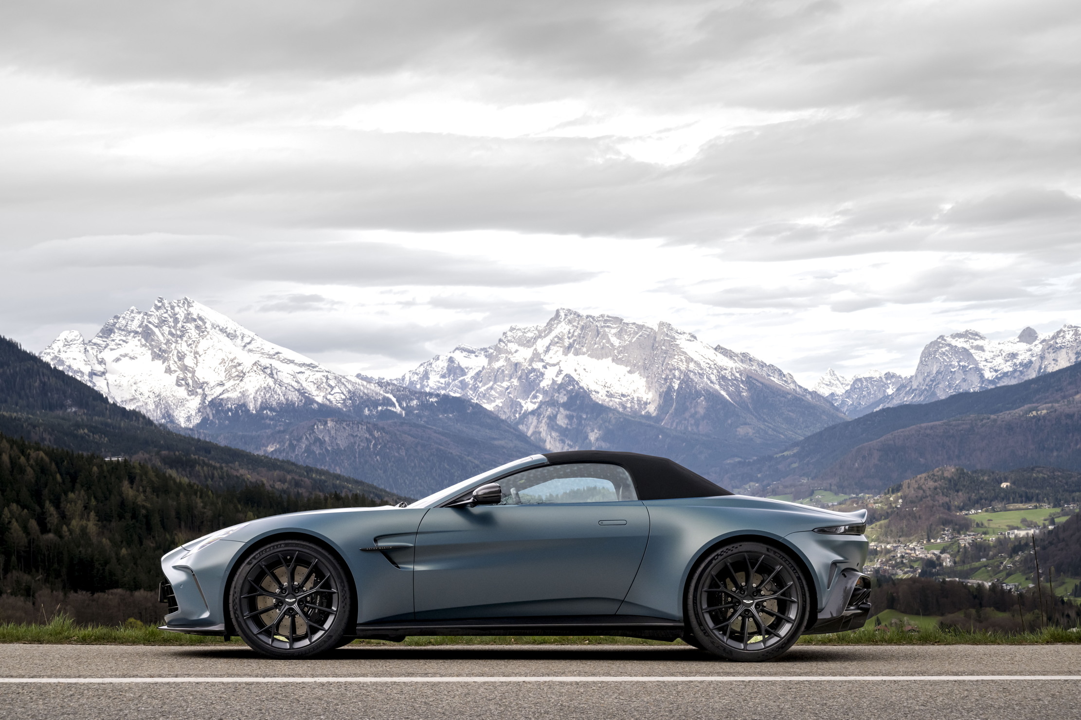 Images of the Aston Martin Vantage Roadster