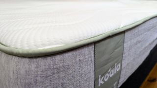 Close up of Koala SE mattress fluting on top corner and edge