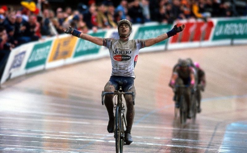 Servais Knaven soaks in the emotion of winning the 2001 Roubaix