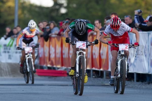 The women sprint for the line in the final.