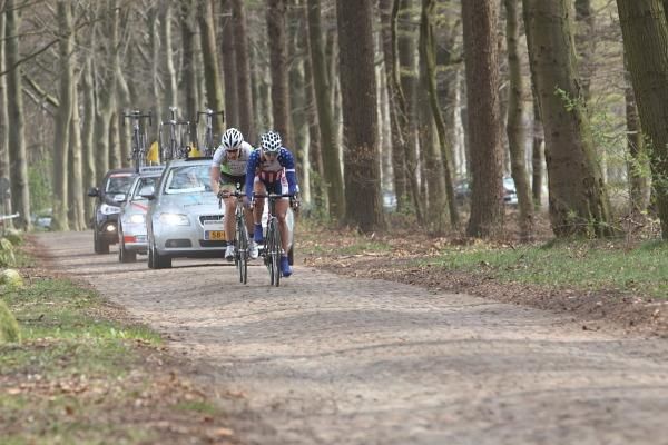 Still leading on the longest cobbled section, Alison Starnes (United States) and Janneke Kanis (Nederland Bloeit) rode strongly together