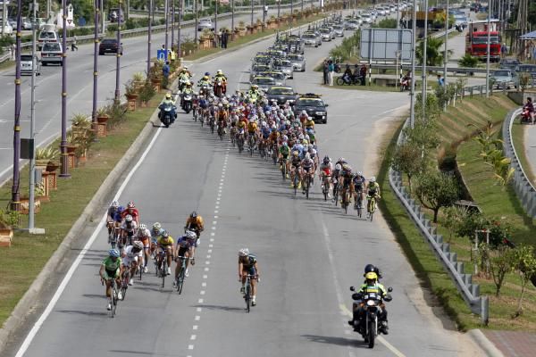 The peloton stretches out as teams scramble to gain representation in a breakaway