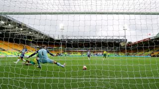 Leandro Trossard scores