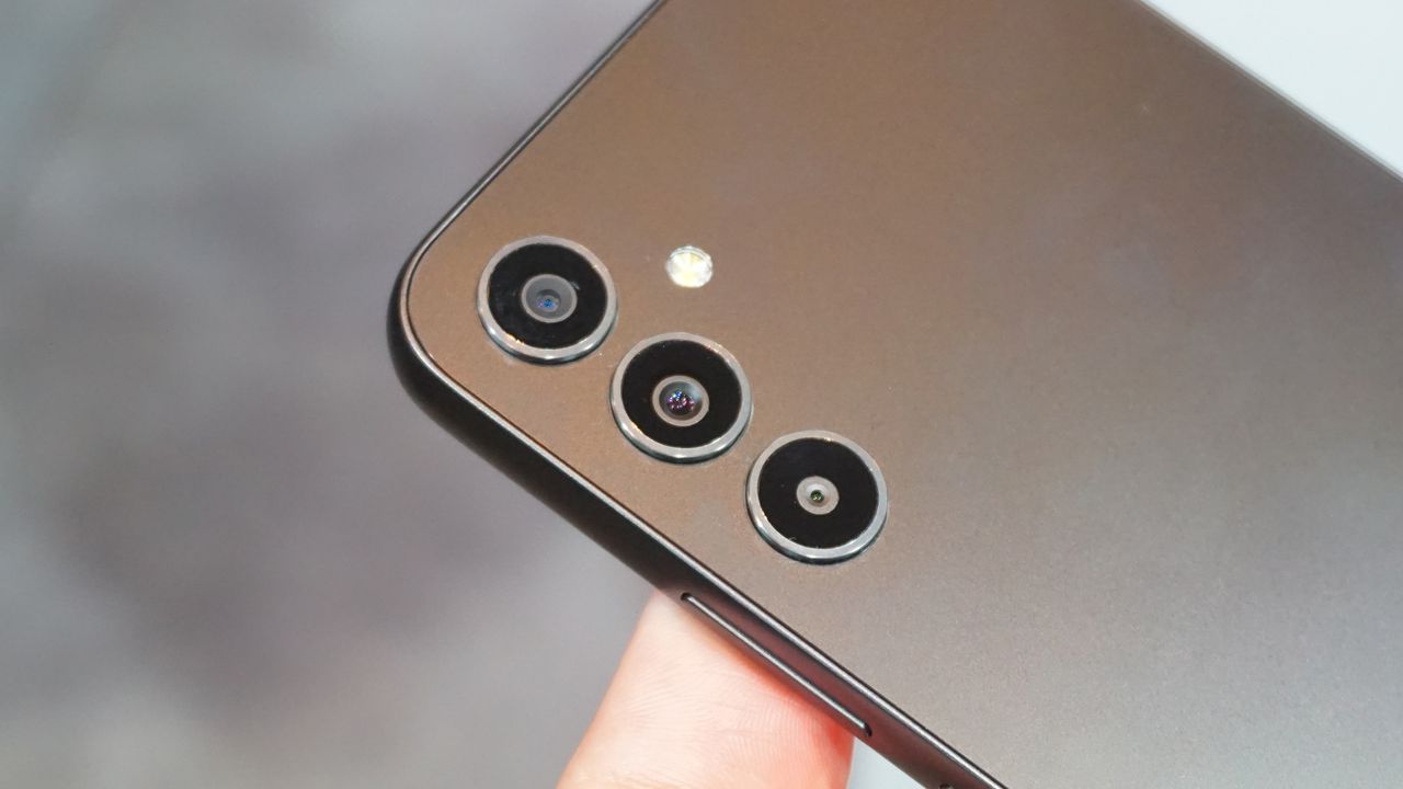 Samsung Galaxy A34 5G hands on Awesome Graphite camera closeup
