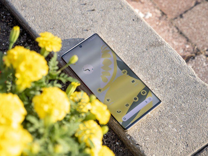 Google Pixel 6 Pro Display Home Yellow