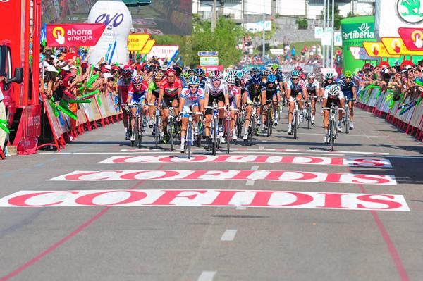 Simon Geschke (Skil - Shimano) leads in the peloton nearly eight minutes after Gavazzi.
