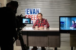 dan stevens as Evan Green hosting a talk show in the series zero day