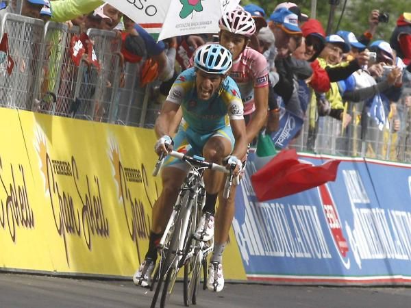 Paolo Tiralongo (Astana) takes the win ahead of Alberto Contador (Saxo Bank-SunGard).