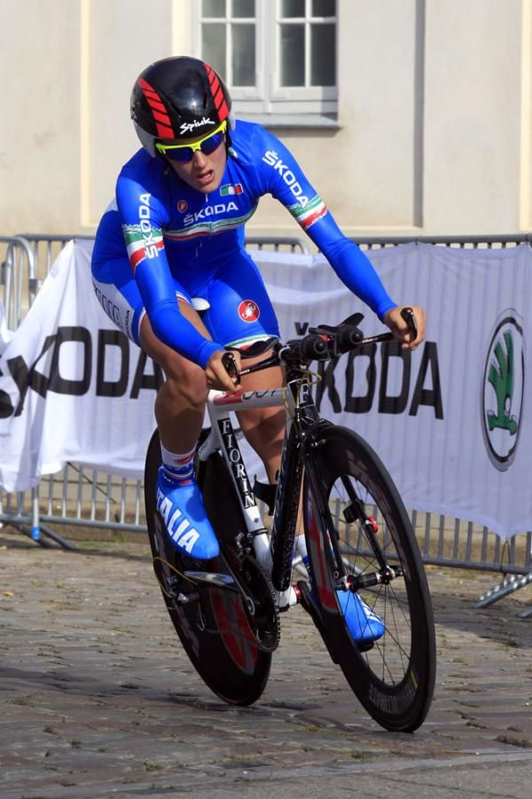 Maria Giulia Confalonieri (Italy) takes a corner