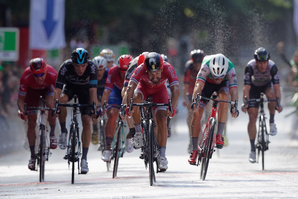 The sprinters bear down on the line at the Euroeyes Cyclassics Hamburg