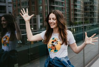 Die Schauspielerin Ella Hunt würdigte die Comedy-Legende Gilda Radner und trug ein weißes T-Shirt mit Minnie Mouse auf der Vorderseite und hoch taillierte Schlagjeans.