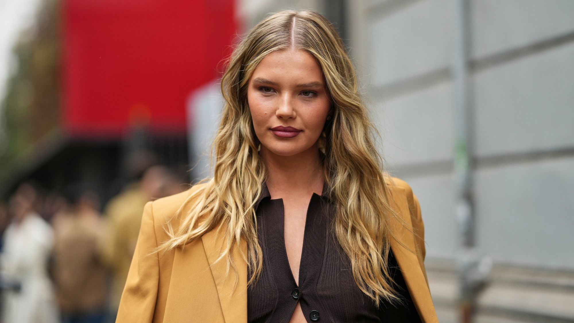Hair Multi-Stylers woman with blonde wavy hair wearing a brown cardigan and blazer