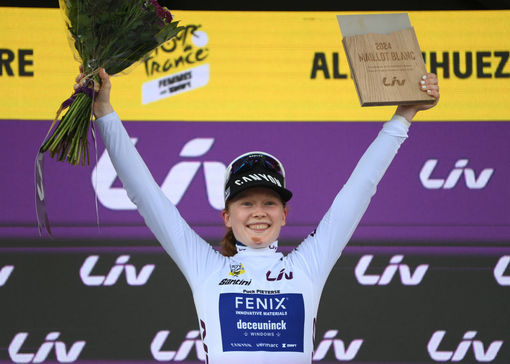 ALPE DHUEZ FRANCIA 18 DE AGOSTO Puck Pieterse de los Países Bajos y el equipo FenixDeceuninck celebran en el podio como ganador final de la camiseta blanca Mejor Joven Jinete durante el 3er Tour de Francia Femmes 2024 Etapa 8, una etapa de 1499 km desde Le GrandBornand hasta Alpe dHuez 1828m UCIWWT el 18 2024 de agosto en Alpe dHuez Francia Foto de Alex BroadwayGetty Images