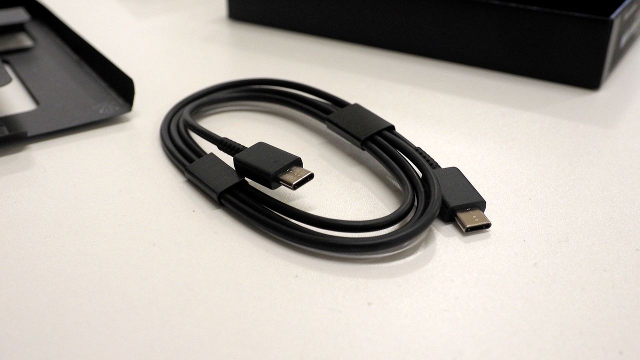 Samsung Galaxy S23 Ultra unboxing USB C cable