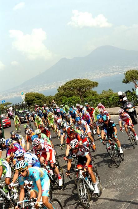 Giro d'Italia peloton in Naples