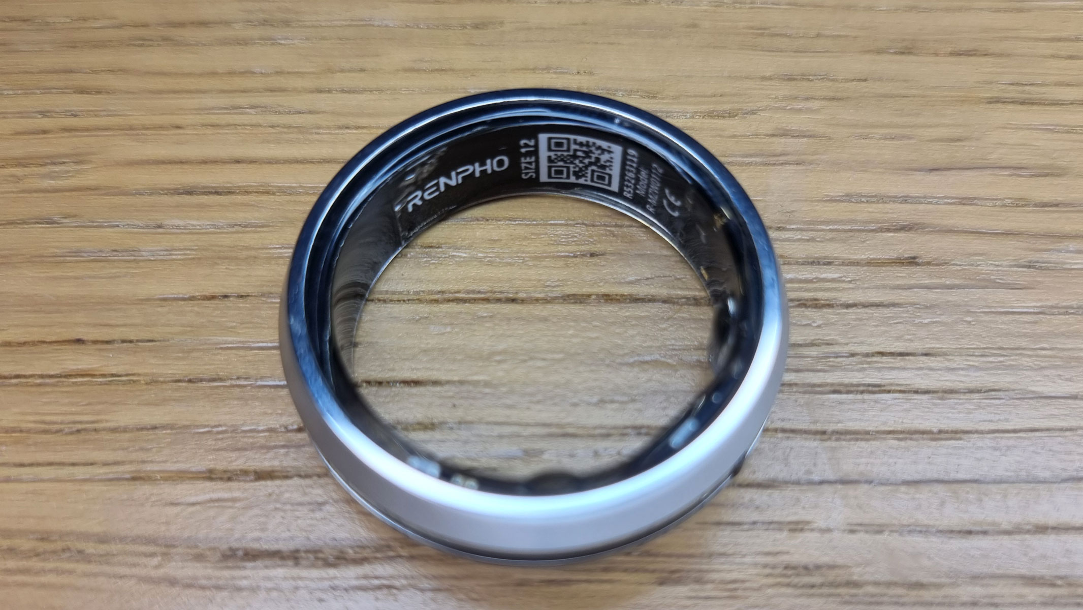 A close-up picture of the Renpho Lynx smart ring