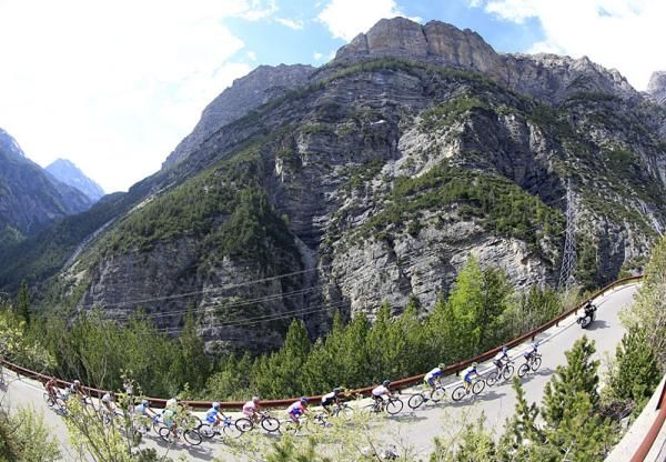 The favorites' group on a climb