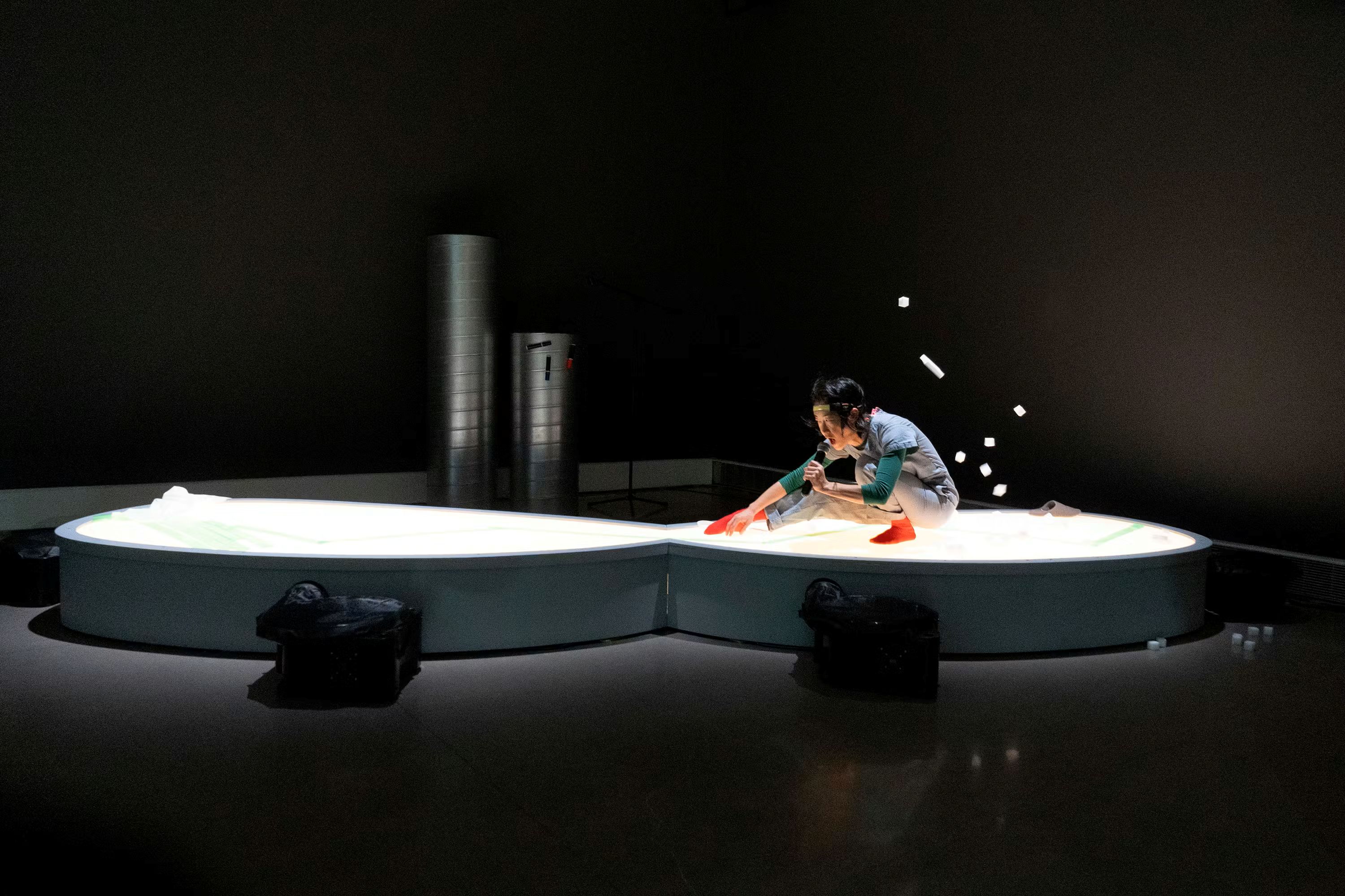 aUAaYnNYClf9oMmo_Aki-Sasamoto_Point-Reflection_performance-at-the-Queens-Museum_2023-2024-_Photo-courtesy-of-Queens-Museum_Credit-Hai-Zhang7