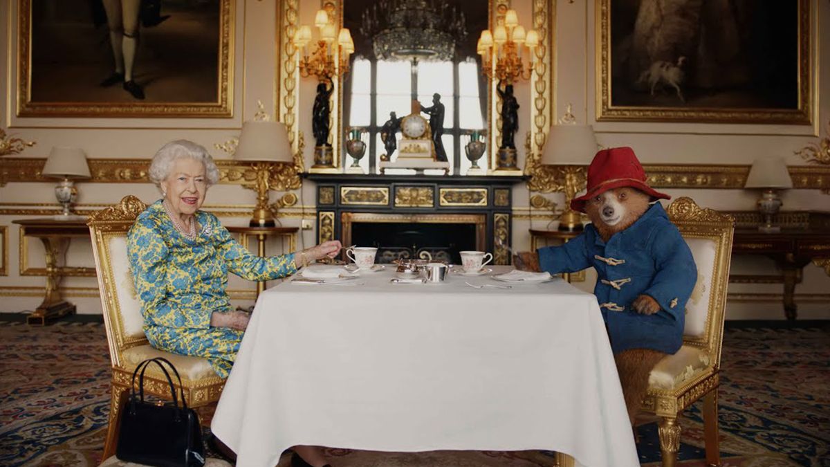 Paddington having tea with the Queen in the jubilee sketch