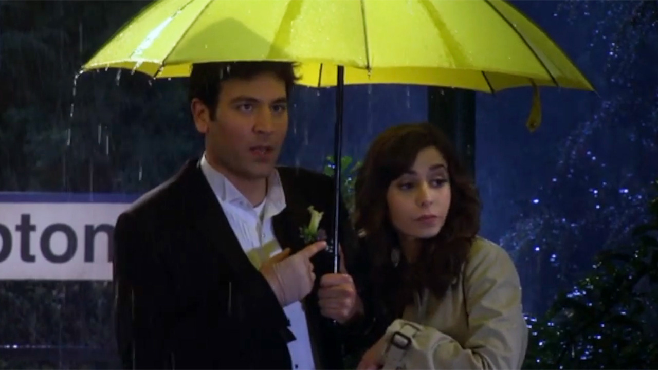 Ted Mosby y Tracy se abrazan bajo un paraguas durante el episodio de la temporada 9 de HIMYM.