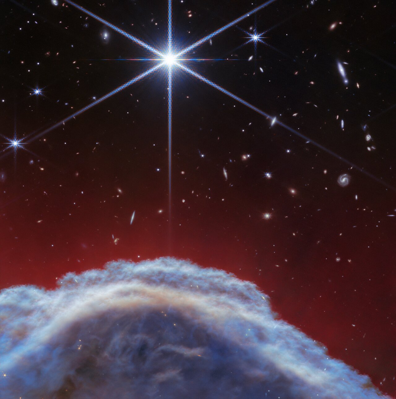 Gambar close-up Nebula Kepala Kuda dilihat menggunakan instrumen NIRCam (Near Inframerah Kamera) JWST.
