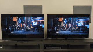 Panasonic MZ1500 en Philips OLED809 met The Batman op het scherm