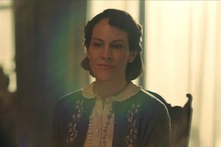 Annabeth Gish as Eliza in episode 101 of The Fall of the House of Usher