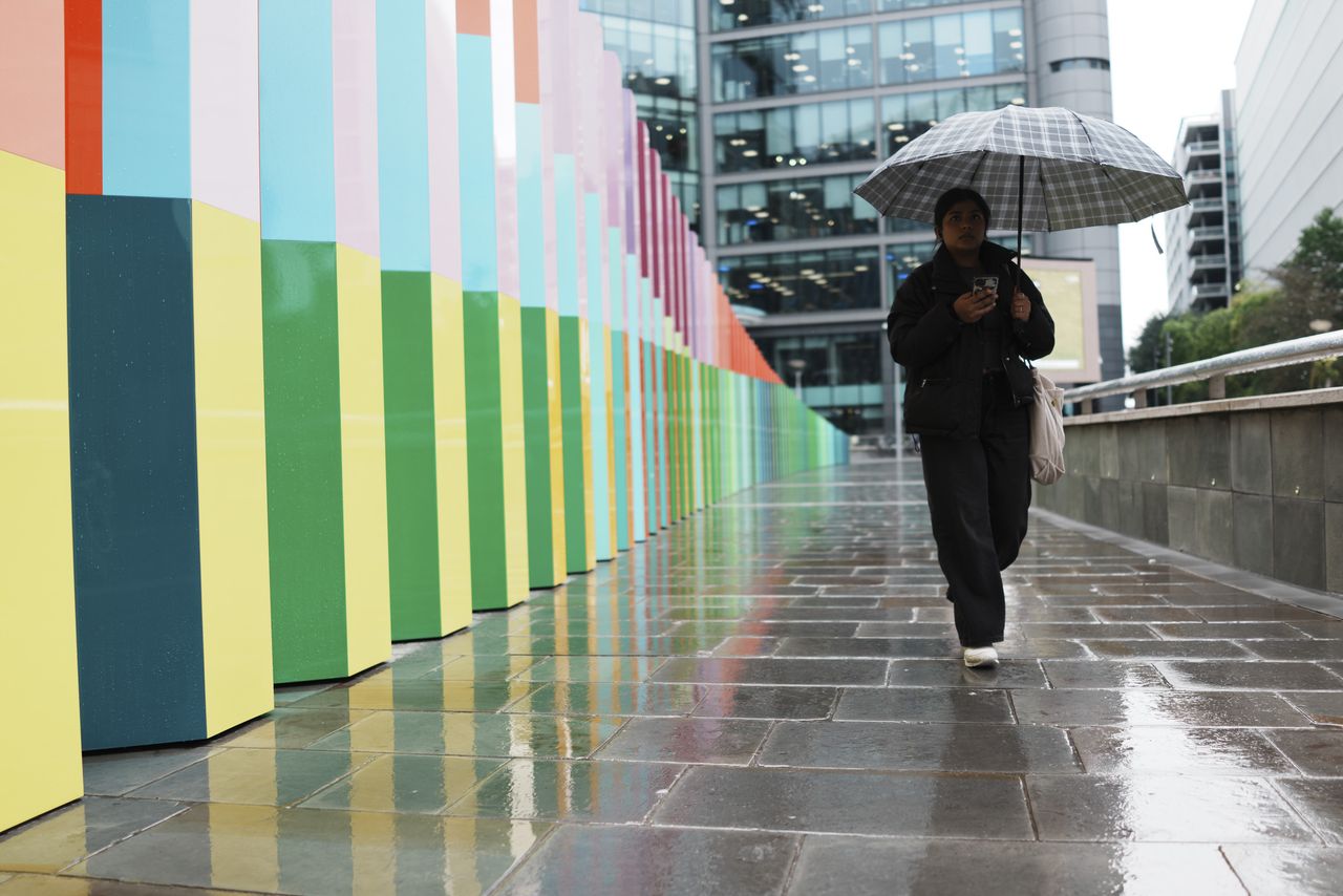 Sony RX1R III sample gallery: lady walking in the rain with an umbrella
