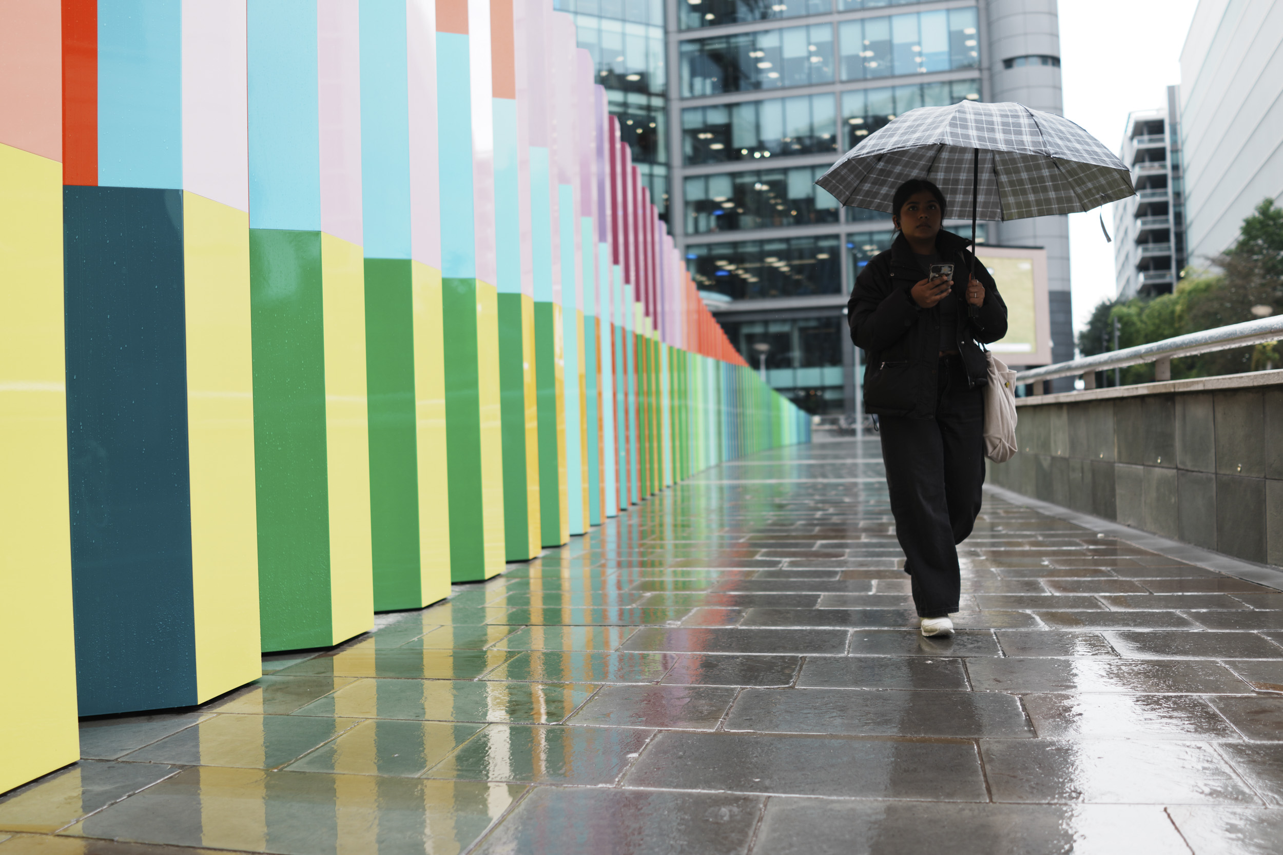 Sony RX1R III sample gallery: lady walking in the rain with an umbrella